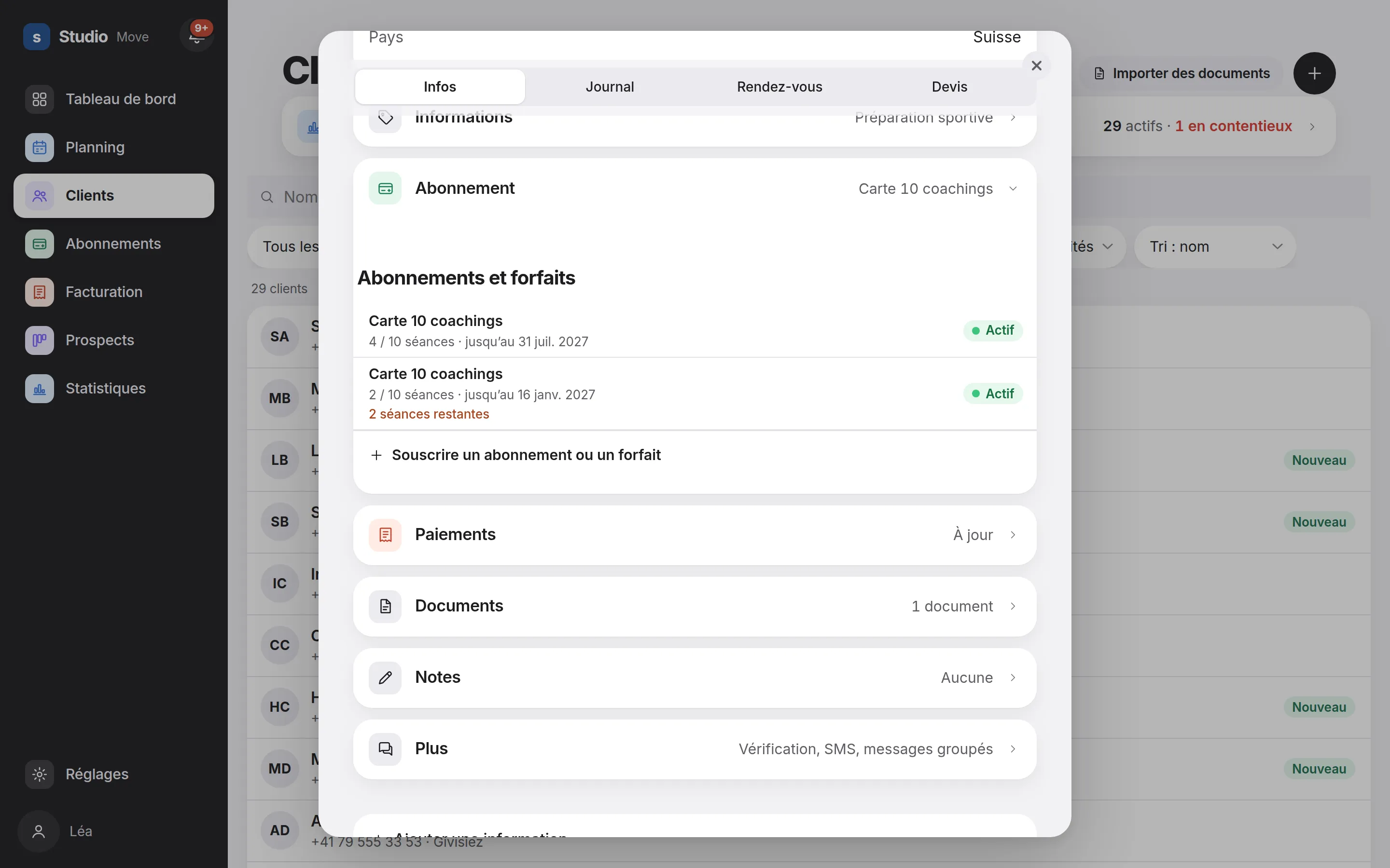 Fiche d'une cliente dans Heverly CRM : abonnements et forfaits en cours, séances restantes, paiements, documents et notes