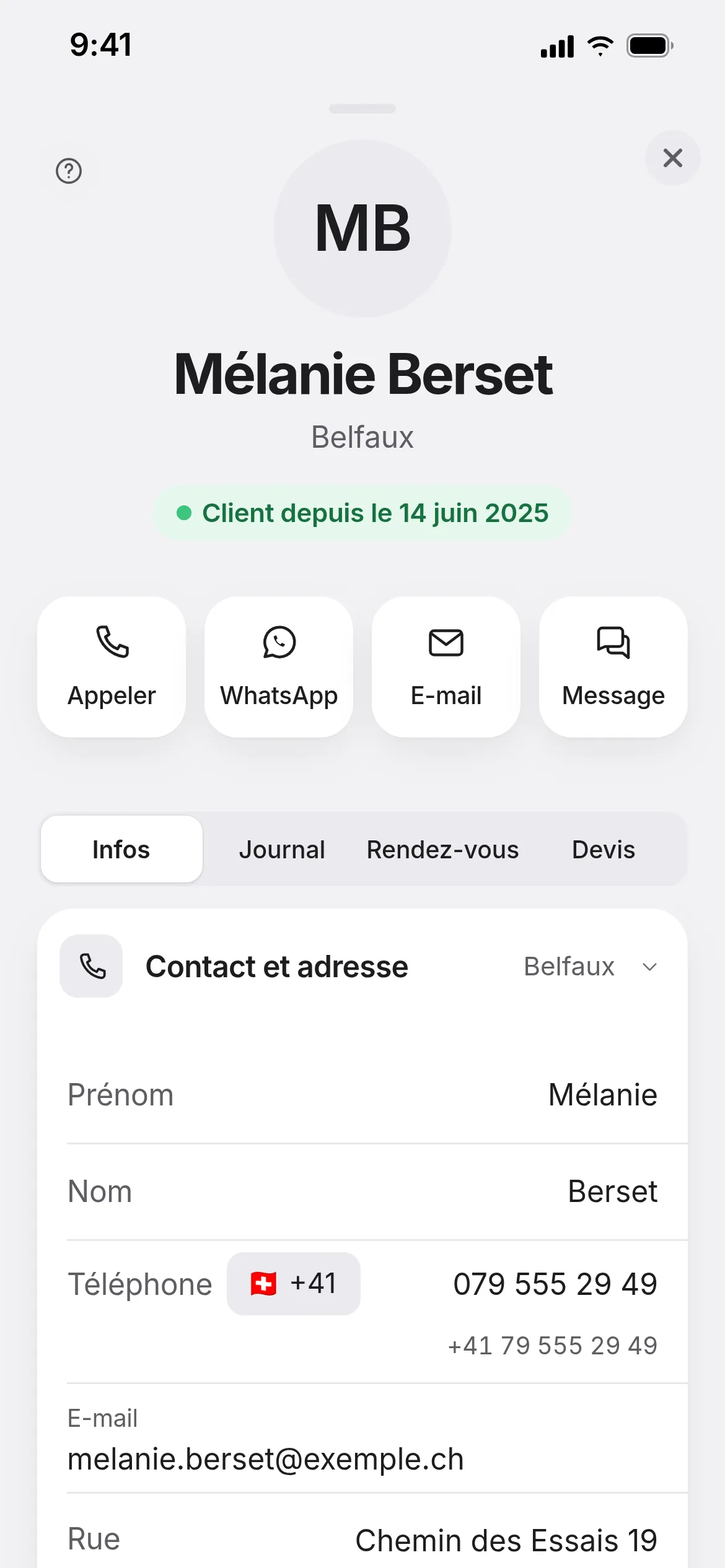 Fiche d'une cliente sur iPhone, avec des boutons pour appeler, écrire sur WhatsApp, envoyer un e-mail ou un message