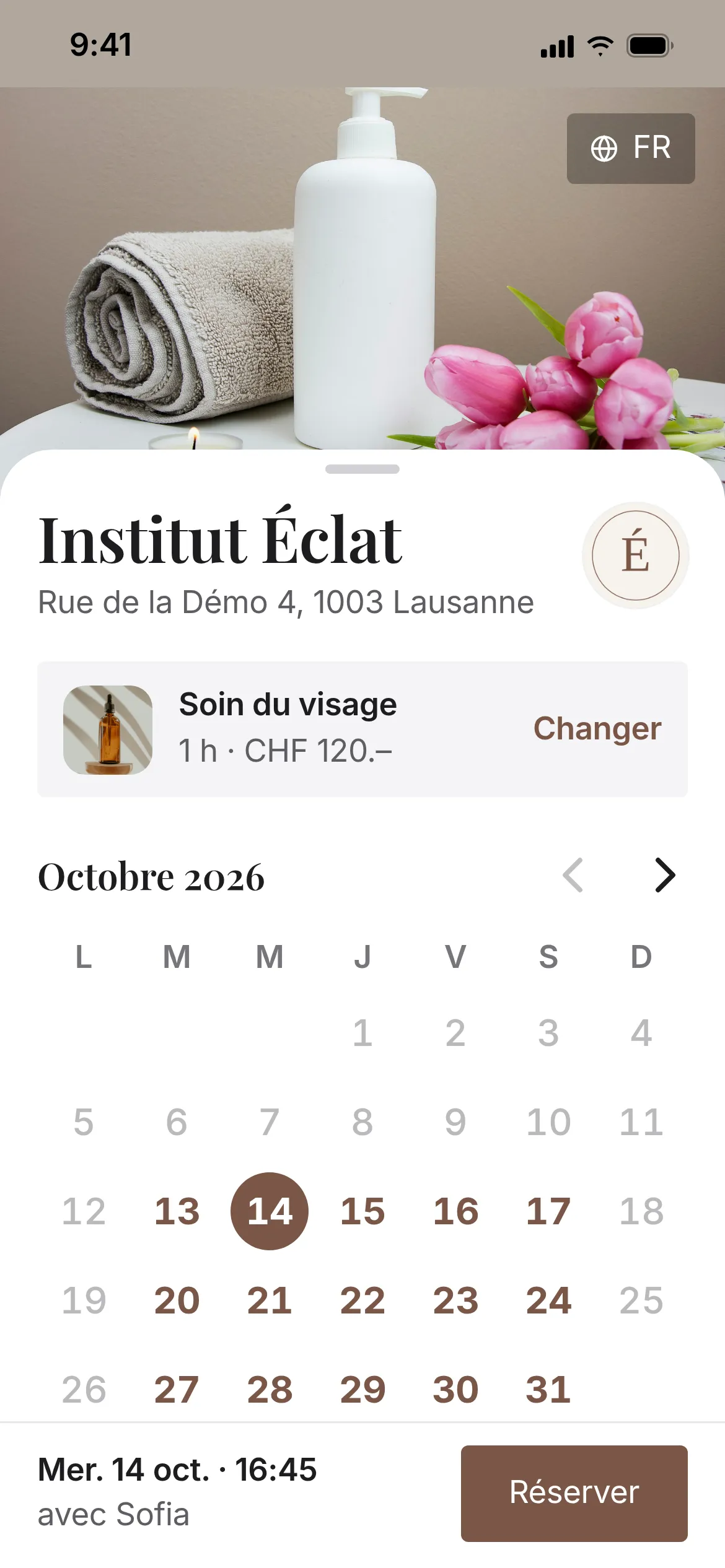Page de réservation en ligne de l'institut fictif Institut Éclat sur iPhone, dans un autre style : choix de la prestation